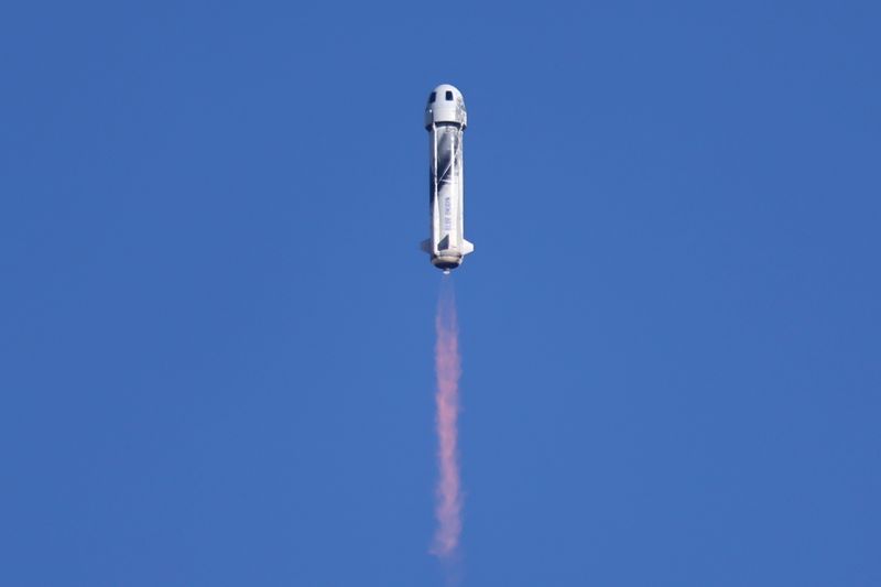 &copy; Reuters. مركبة الفضاء التي حملت مسافرين للفضاء منهم شانتر لدى انطلاقها في تكساس يوم الاربعاء. تصوير: مايك بليك - رويترز.