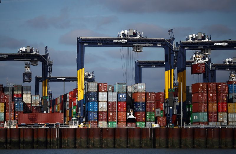 &copy; Reuters. Contenedores apilados en el puerto de Felixstowe, Gran Bretaña, 13 de octubre de 2021. REUTERS/Hannah McKay