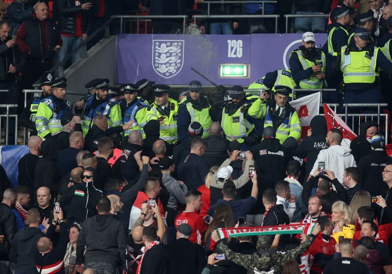 &copy; Reuters. Policiais entram em confronto com torcedores húngaros durante partida entre Inglaterra e Hungria pelas eliminatórias para a Copa do Mundo em Wembley
12/10/2021 Action Images via Reuters/Carl Recine