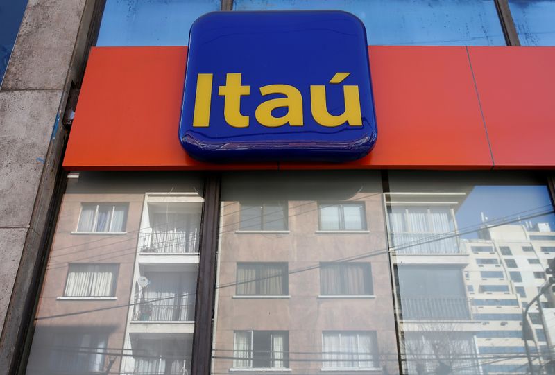 &copy; Reuters. A logo of Itau bank is seen in a branch at Vina del Mar, Chile  July 30, 2019. REUTERS/Rodrigo Garrido/Files