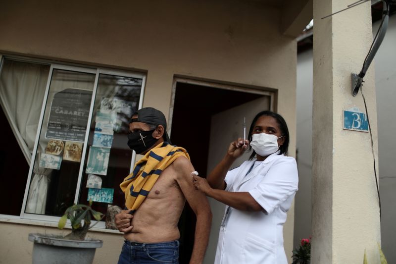 &copy; Reuters. Bailarino e coreógrafo Andre Luiz da Silva Oliveira, 70, recebe a terceira dose da vacina contra a Covid-19 no Retiro dos Artistas no Rio de Janeiro 
01/09/2021
REUTERS/Pilar Olivares