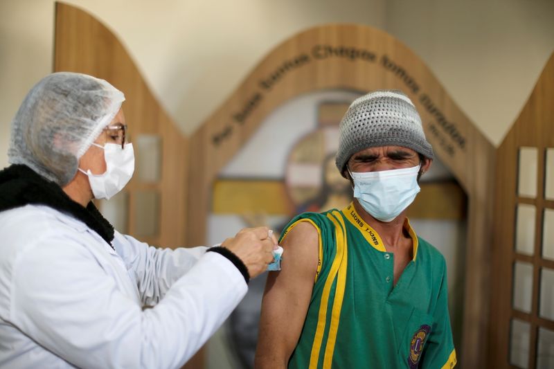 &copy; Reuters. IMAGEN DE ARCHIVO. Un hombre es vacunado contra el COVID-19 en Curitiba, Brasil. Julio 01 2021. REUTERS/Rodolfo Buhrer