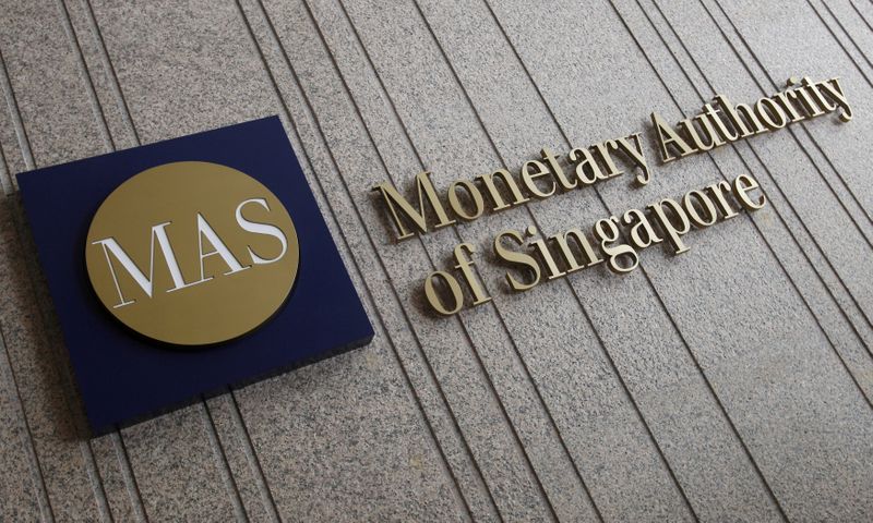 &copy; Reuters. 　シンガポール金融管理局（ＭＡＳ、中央銀行）は１０月１４日、市場予想に反して金融政策の引き締めを決定した。中期的に物価安定を確実にするための措置だと説明した。写真はＭＡＳ