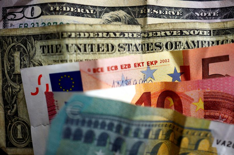 © Reuters. FILE PHOTO: U.S. dollar and Euro bank notes are photographed in Frankfurt, Germany, in this illustration picture taken May 7, 2017. May 7, 2017. REUTERS/Kai Pfaffenbach/Illustration/File Photo