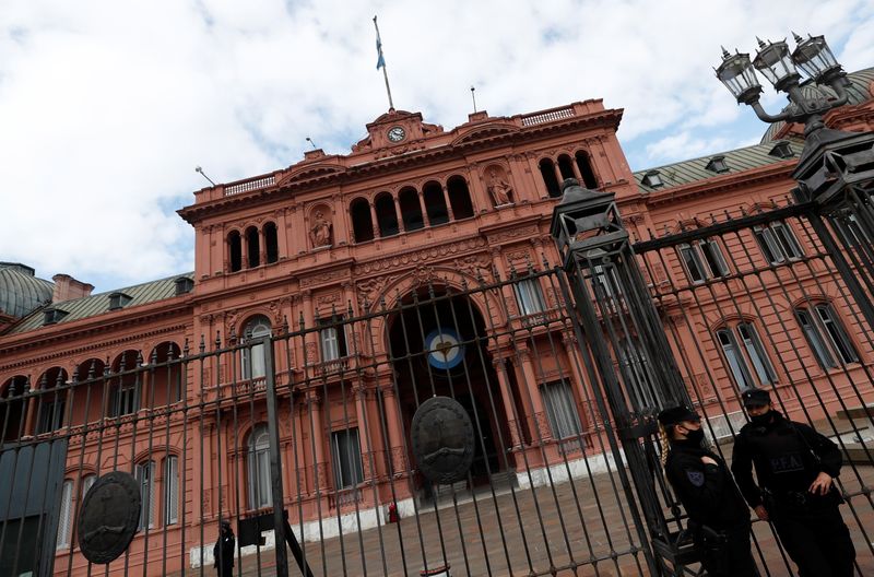&copy; Reuters. Foto de archivo - Vista general del exterior de la Casa Rosada, sede presidencial en Buenos Aires, Argentina. Sep 20, 2021. REUTERS/Agustin Marcarian