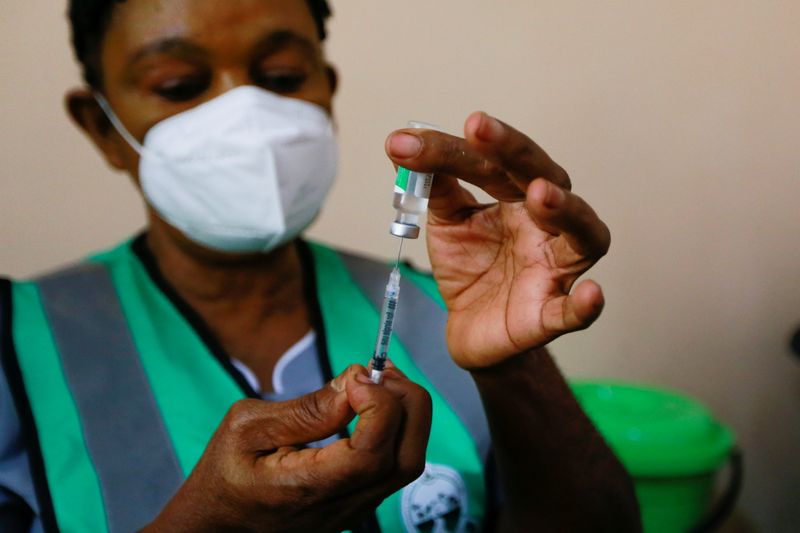 &copy; Reuters. FOTO DE ARCHIVO: Una trabajadora sanitaria prepara una dosis de la vacuna contra la COVID-19 en el hospital nacional de Abuya, Nigeria, el 5 de marzo de 2021. REUTERS/Afolabi Sotunde
