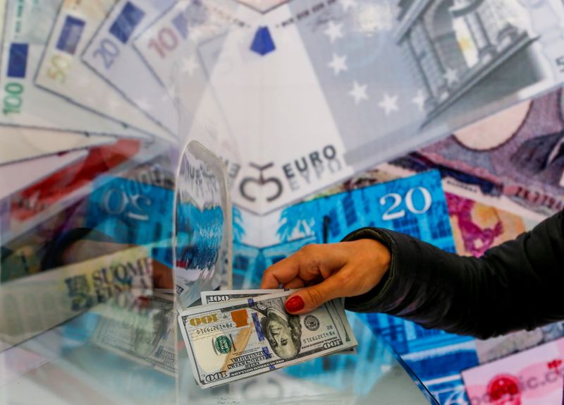 &copy; Reuters. FOTO DE ARCHIVO: Una persona vende billetes de dólares en un puesto de cambio de divisas en Ankara, Turquía, el 24 de septiembre de 2021. REUTERS/Cagla Gurdogan