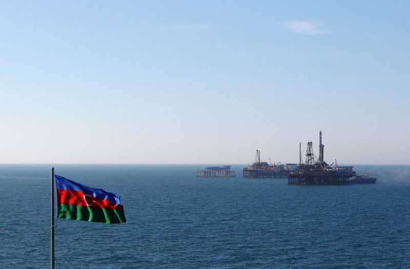 &copy; Reuters. Una bandiera dell'Azerbaigian sventola su una piattaforma petrolifera nel Mar Caspio a est di Baku, 22 gennaio 2013. REUTERS/David Mdzinarishvili
