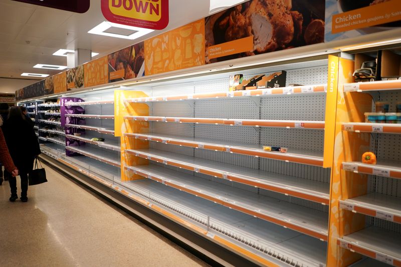 &copy; Reuters. FOTO DE ARCHIVO: Estantes vacíos en un supermercado de Londres