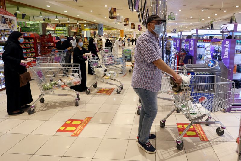 &copy; Reuters. أشخاص يصطفون في متجر للتسوق في الرياض بصورة من أرشيف رويترز.