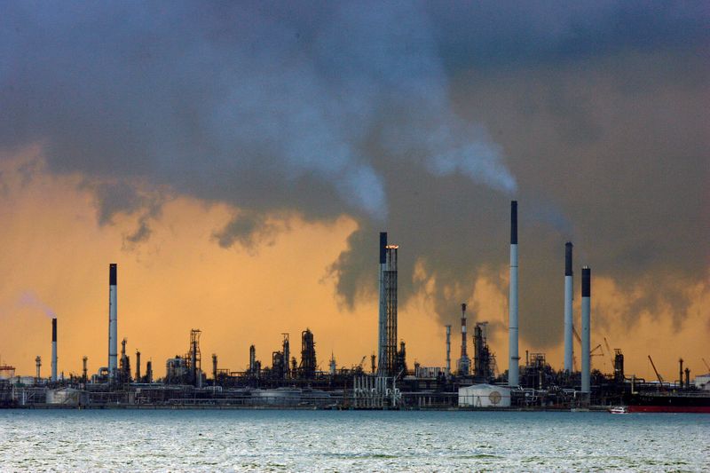 &copy; Reuters. FILE PHOTO: A view of an oil refinery off the coast of Singapore March 14, 2008. REUTERS/Vivek Prakash/File Photo