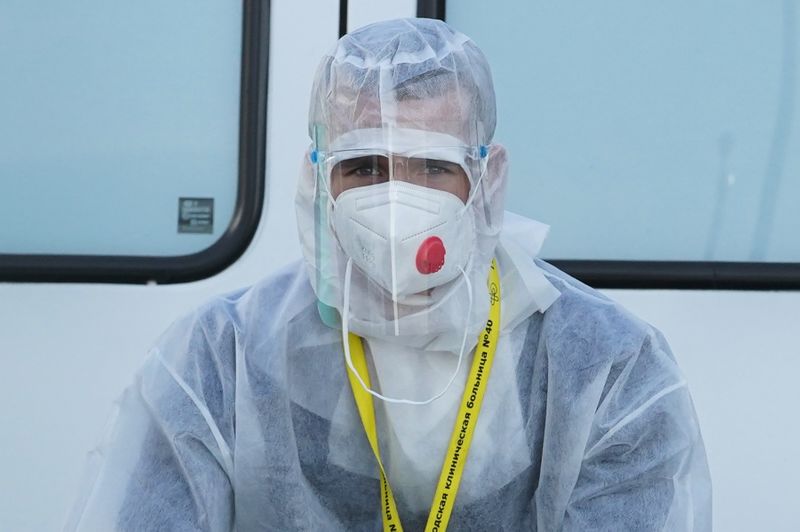 &copy; Reuters. A medical specialist looks on outside a hospital for patients infected with the coronavirus disease (COVID-19) in Moscow, Russia October 13, 2021. REUTERS/Tatyana Makeyeva