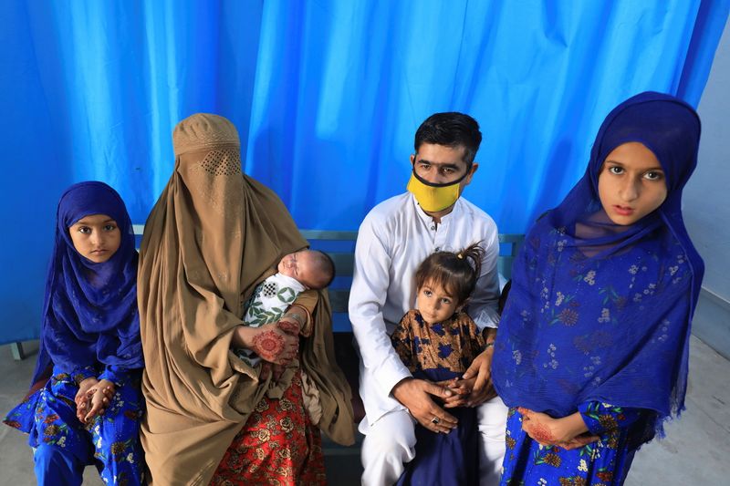 &copy; Reuters. أسرة أفغانية تعيش في باكستان تنتظر التسجيل في مكتب المفوضية السامية للأمم المتحدة لشؤون اللاجئين في بيشاور يوم 30 سبتمبر أيلول 2021. تصوير: فاي