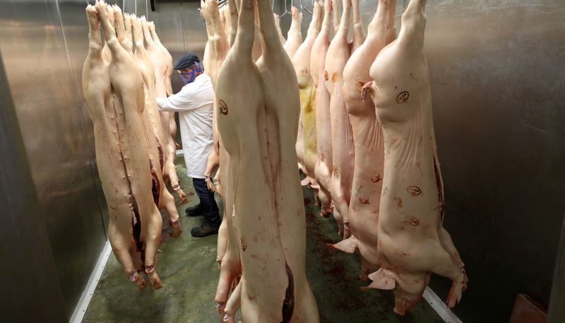 &copy; Reuters. Cadáveres de cerdo dentro de un frigorífico en Glossop