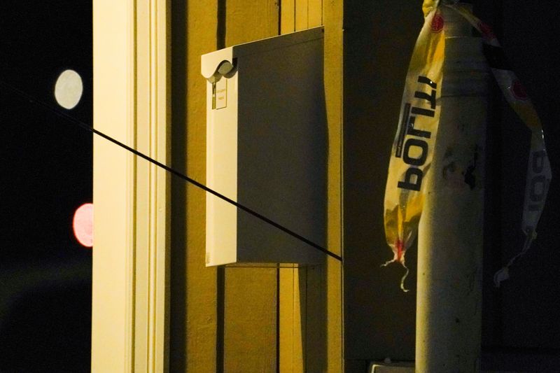 &copy; Reuters. Una flecha en una pared después de que varias personas murieran y otras resultaran heridas por un hombre que usó arco y flechas en Kongsberg, Noruega, 13 de octubre de 2021. REUTERS/NTB/Terje Bendiksby