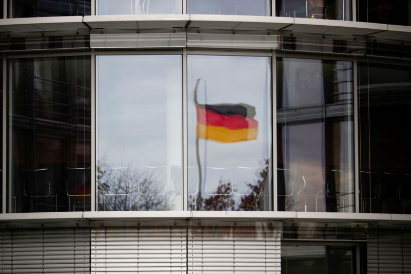 &copy; Reuters. Bandiera tedesca riflessa sul palazzo Paul Loebe di Berlino, Germania, 19 novembre 2020 REUTERS/Hannibal Hanschke/File Photo