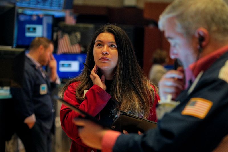 &copy; Reuters. Traders work on the floor of the New York Stock Exchange (NYSE) in New York City, U.S., October 13, 2021.  REUTERS/Brendan McDermid