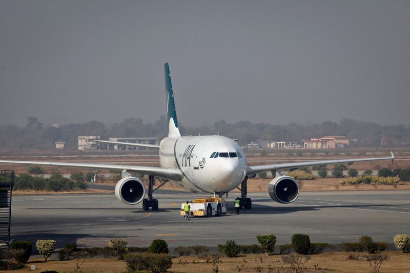 &copy; Reuters. طائرة تابعة للخطوط الجوية الباكستانية تستعد للإقلاع في مطار بلاهور في صورة من أرشيف رويترز