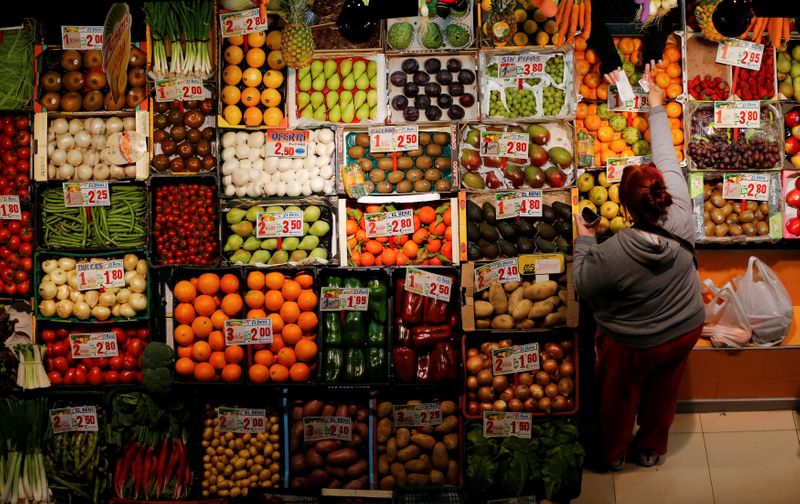 &copy; Reuters. FOTO DE ARCHIVO: Una mujer hace la compra en un puesto de hortalizas y frutas en un mercado de Sevilla, Andalucía, España, el 7 de marzo de 2016. REUTERS/Marcelo del Pozo
