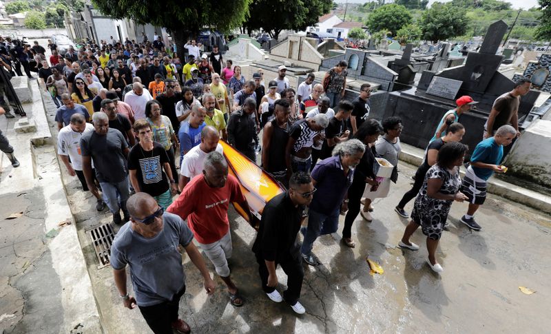 &copy; Reuters. Pessoas carregam o caixão do músico Evaldo Rosa, que teve o carro fuzilado por militares no Rio de Janeiro em 2019
10/04/2019 REUTERS/Sergio Moraes