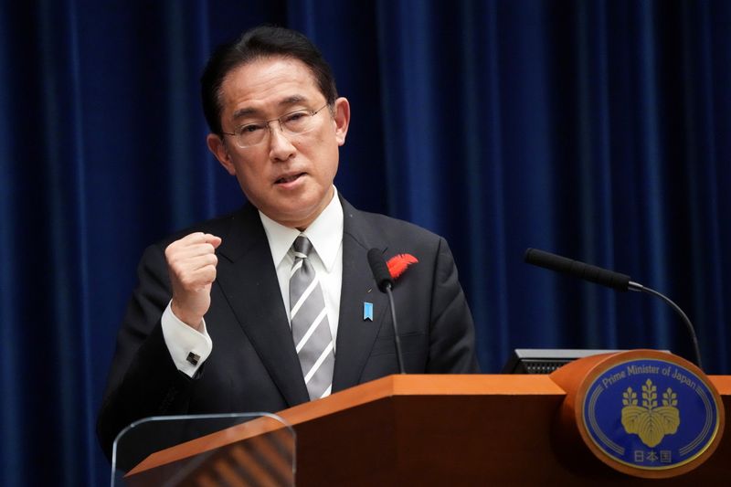 &copy; Reuters. Primeiro-ministro do Japão, Fumio Kishida, durante entrevista coletiva em Tóquio
14/10/2021 Eugene Hoshiko/Pool via REUTERS