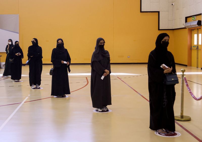 &copy; Reuters. ناخبات ينتظرن للإدلاء بصوتهن في قطر في الثاني من أكتوبر تشرين الأول 2021. تصوير إبراهيم العمري- رويترز.