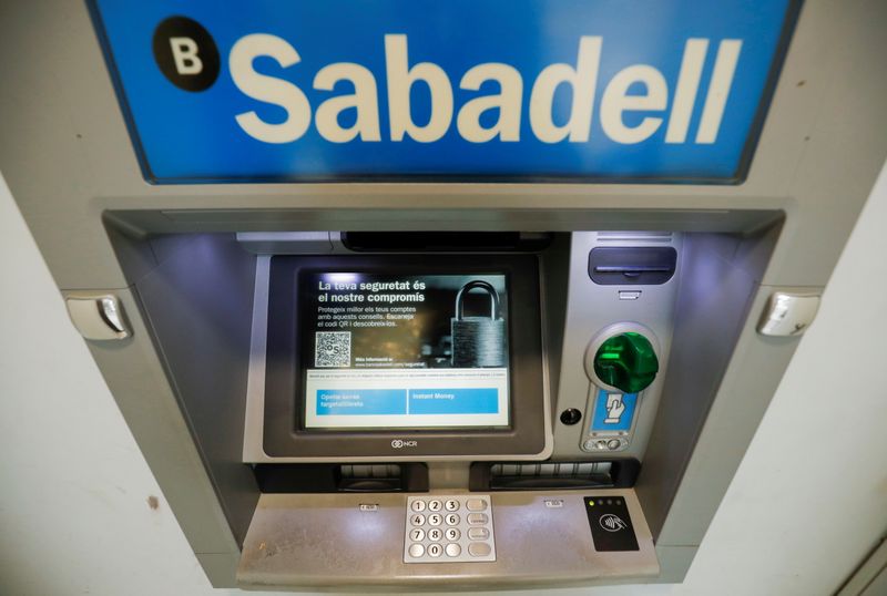&copy; Reuters. El logotipo del banco Sabadell en un cajero automático fuera de una oficina en Barcelona