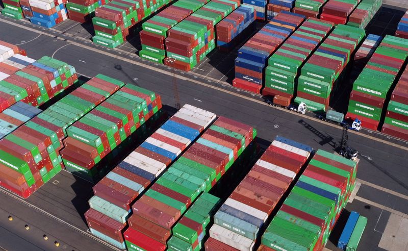 &copy; Reuters. Contêineres parados no porto de Felixstowe, Reino Unido
13/10/2021.  
 REUTERS/Hannah McKay