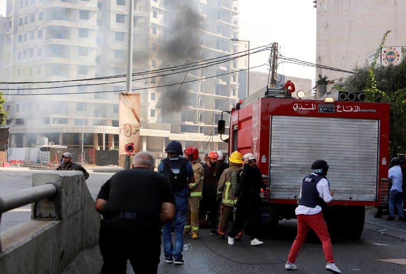 © Reuters. Conflito em rua de Beirute, Líbano
 14/10/2021 REUTERS/Aziz Taher