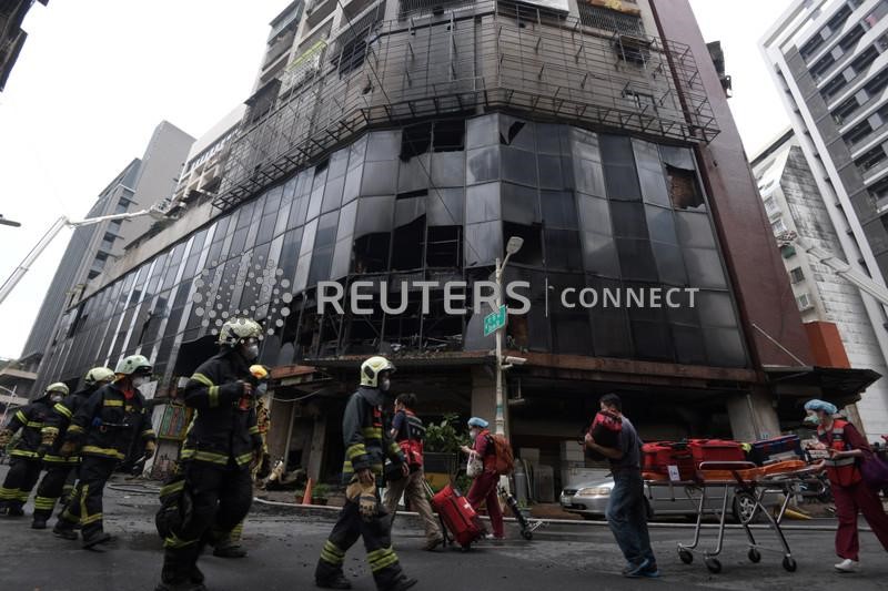 &copy; Reuters. Edifício residencial danificado após incêndio em Kaohsiung, Taiwan
14/10/2021 Woo Swee Kay/Handout via REUTERS 