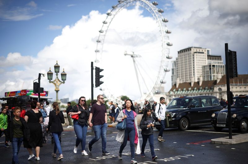 &copy; Reuters. Pessoas caminhando sobre a Westminster Bridge em Londres, Reino Unido
07/08/2021 REUTERS/Henry Nicholls