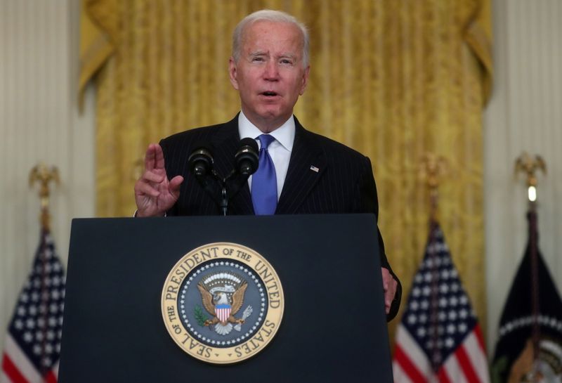 &copy; Reuters. U.S. President Joe Biden delivers remarks about global transportation supply chain bottlenecks from the East Room at the White House in Washington, U.S., October 13, 2021. REUTERS/Leah Millis