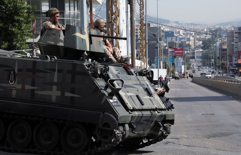 &copy; Reuters. Soldados desplegados después de que estallaron disparos cerca del sitio de una protesta que se estaba llevando a cabo contra el juez Tarek Bitar, quien está investigando la explosión del puerto del año pasado, en Beirut, El Líbano, 14 octubre 2021.
R