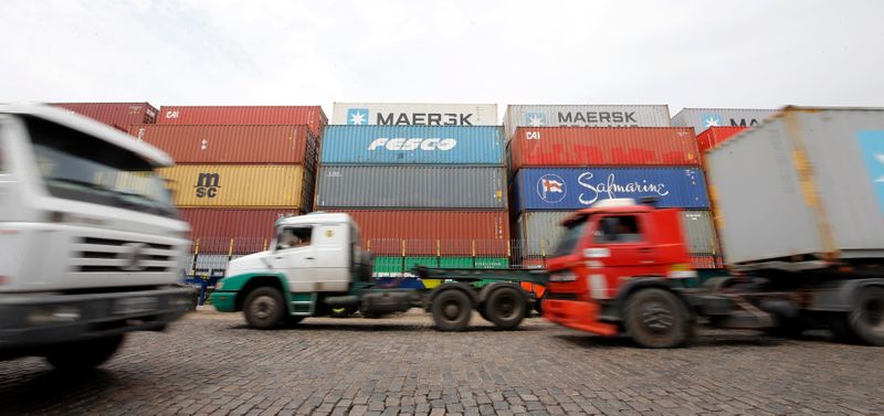 &copy; Reuters. Caminhões nas dependências do porto de Santos (SP) 
25/02/2015
REUTERS/Paulo Whitaker