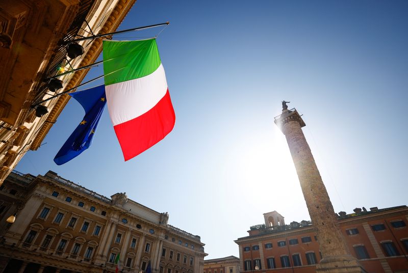 &copy; Reuters. La bandiera italiana accanto alla bandiera dell'UE davanti all'ufficio del presidente del Consiglio di Palazzo Chigi, a Roma , Italia, 23 febbraio 2021. REUTERS/Guglielmo Mangiapane