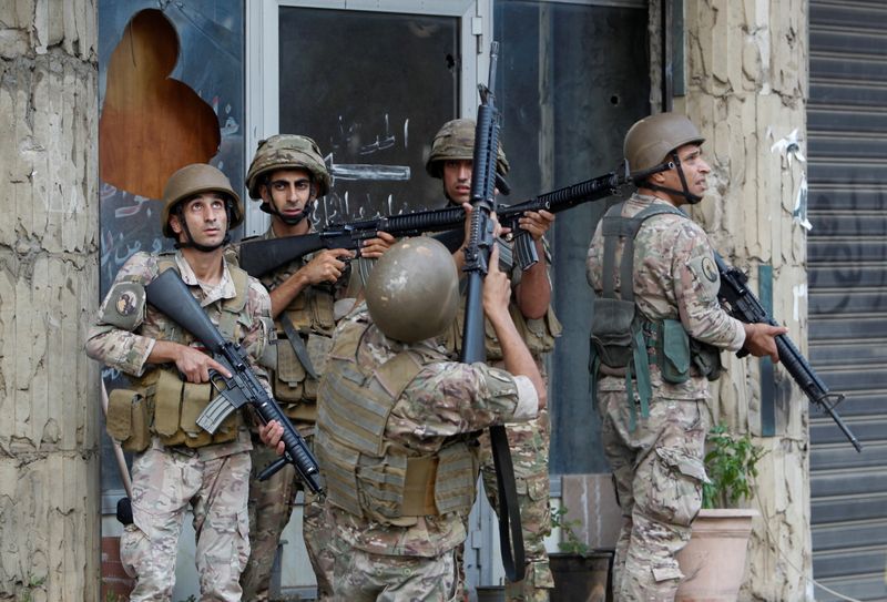 &copy; Reuters. جنود من الجيش اللبناني في بيروت يوم الخميس. تصوير: عزيز طاهر - رويترز. 