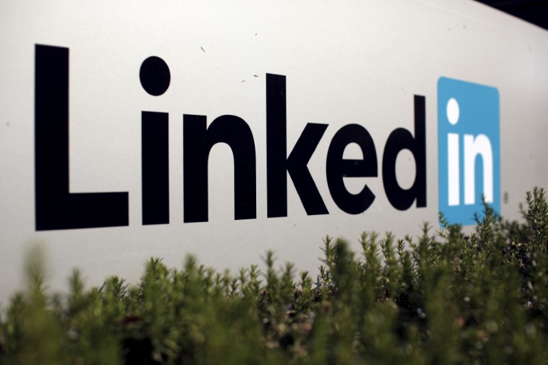 &copy; Reuters. Imagen de archivo del logo de LinkedIn Corporation en Mountain View, California, EEUU. 6 febrero 2013.   REUTERS/Robert Galbraith