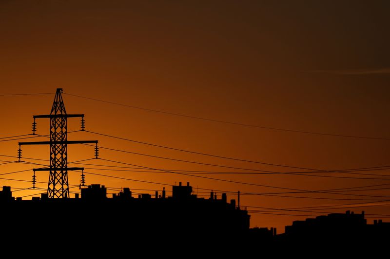&copy; Reuters. FILE PHOTO: High-voltage power lines and an electricity pylon are pictured at dusk outside Madrid, Spain, September 29, 2021. REUTERS/Susana Vera
