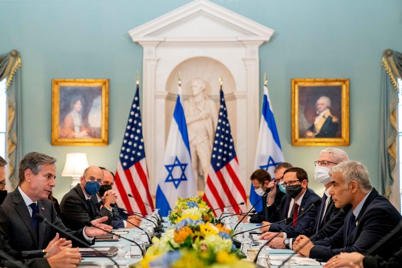 &copy; Reuters. وزير الخارجية الأمريكي أنتوني بلينكن خلال اجتماع مع نظيره الإسرائيلي يائير لابيد في واشنطن يوم 13 اكتوبر تشرين الأول 2021. صورة من ممثل لوكالا
