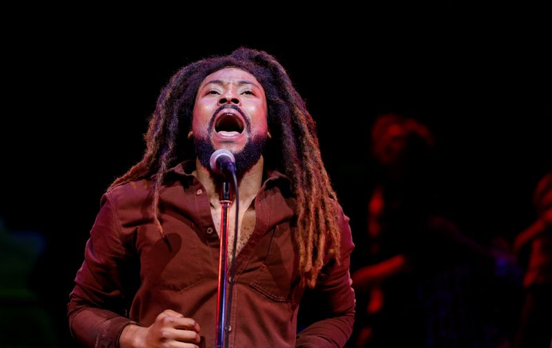 &copy; Reuters. Ator Arinze Kene interpreta Bob Marley durante apresentação à imprensa do musical "Get Up, Stand Up! The Bob Marley Musical" em Londres
14/10/2021 REUTERS/John Sibley 