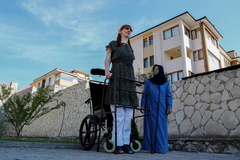 &copy; Reuters. أطول امرأة في العالم التركية رميساء جيلجي خلال مؤتمر صحفي يوم الخميس. تصوير رويترز. 