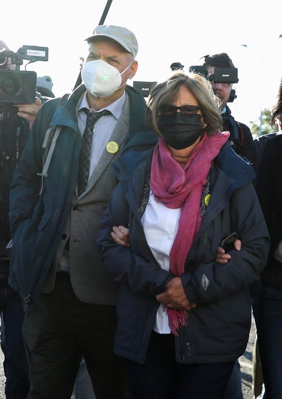© Reuters. والدا جوليو ريجيني لدى وصولهما إلى محكمة في روما يوم الخميس. تصوير: يارا ناردي - رويترز.
