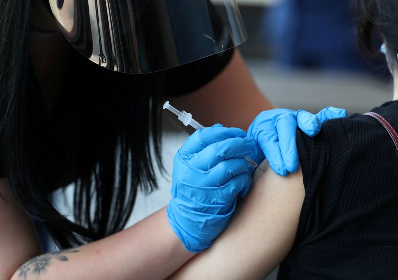 &copy; Reuters. FILE PHOTO: A student receives a dose of a coronavirus disease (COVID-19) vaccine on the campus of the University of Memphis in Memphis, Tennessee, U.S., July 22, 2021. REUTERS/Karen Pulfer Focht/File Photo