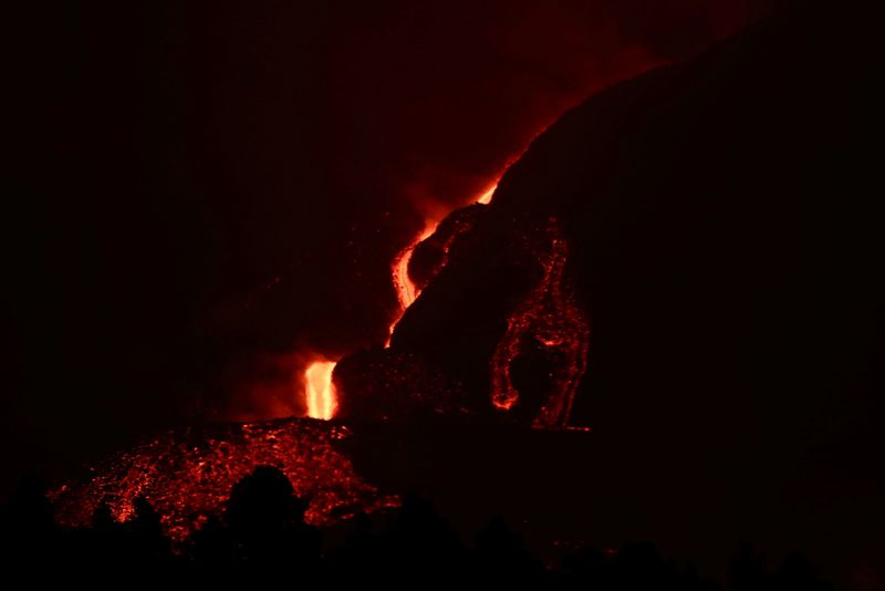 © Reuters. Lava flows down spewed by the Cumbre Vieja volcano as it continues to erupt on the Canary Island of La Palma, as seen from Los Llanos de Aridane, Spain, October 14, 2021. REUTERS/Sergio Perez