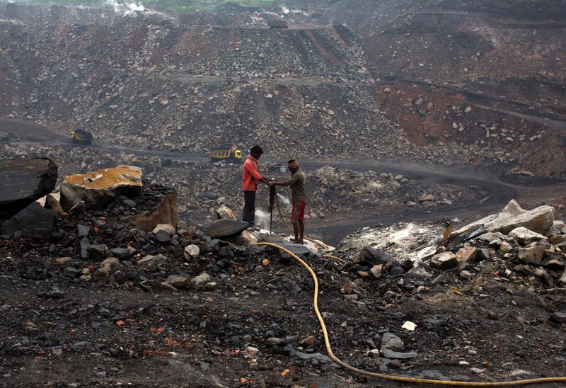 &copy; Reuters. 　インド政府系の石炭大手コール・インディアは１０月１４日、同国の電力不足が深刻化する中、電力以外の業界への供給を一時的に停止したと発表した。写真は同国東部ジャールカンド州