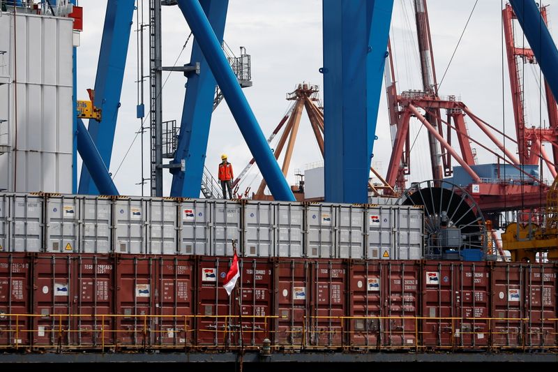 &copy; Reuters. FILE PHOTO: A worker stands on a container at Tanjung Priok Port in Jakarta, Indonesia, January 11, 2021.  REUTERS/Willy Kurniawan