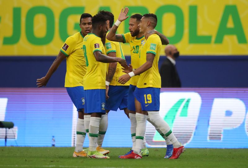 &copy; Reuters. لاعبون من فريق البرازيل يحتفلون بتسجيل الهدف الثالث أمام أوروجواي في تصفيات كأس العالم لكرة القدم بأمريكا الجنوبية ليل الخميس. تصوير: ريكار