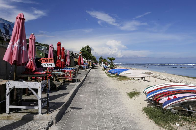 &copy; Reuters. 　１０月１４日、インドネシアの人気リゾート地バリ島が１年半ぶりに海外旅行客の受け入れを再開したが、旅行者の姿はない。バリ島クタで昨年３月撮影（２０２１年　ロイター／Johannes 