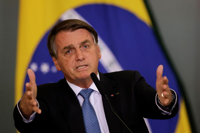 &copy; Reuters. 　１０月１４日、ブラジルのボルソナロ大統領（写真）は、国営石油会社ペトロブラスの民営化が望ましいと発言し、経済顧問と協議を進める方針を示した。写真はブラジルのブラジリアで