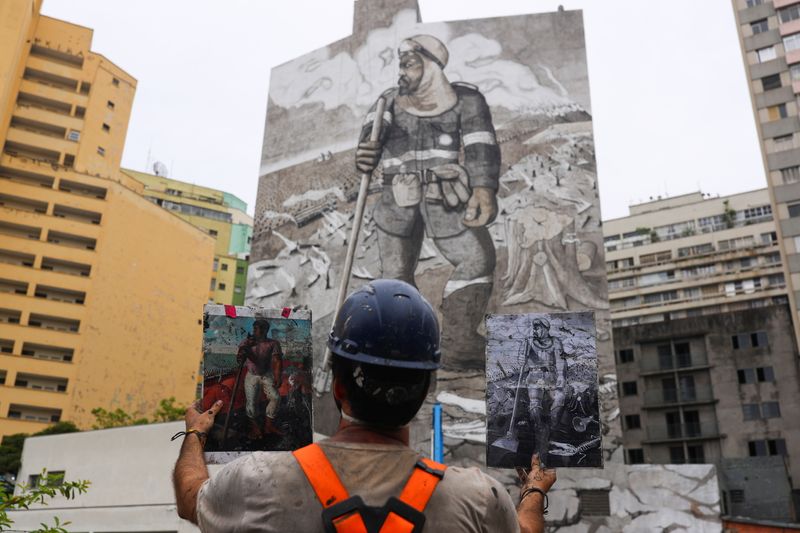 &copy; Reuters. الفنان البرازيلي موندانو رمادا يرسم جدارية من رماد حرائق غابات الأمازون المطيرة بأحد شوارع ساو باولو يوم الخميس. تصوير: أرماندا بيروبيلي - ر